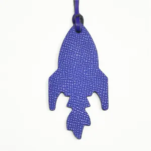 Dettaglio charm borsa in pelle a razzo, simpatico ciondolo accessorio per borse donna.