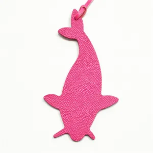 Colgante de bolso ballena de cuero rosa, lindo adorno de animal para bolsos y coche.
