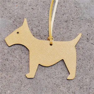 Détail de breloque de sac chien en cuir jaune, porte-clés terrier mignon et accessoire.