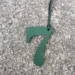 Ciondolo per borsa numero 7 in pelle verde accessorio portafortuna per borsa fai da te.