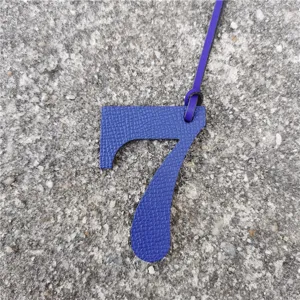 Accessorio ciondolo borsa numero 7 in vera pelle, dettaglio pendente fai da te.