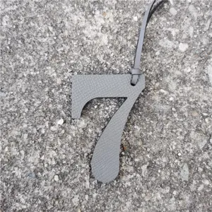 Ciondolo borsa numero 7 in pelle grigia elegante ciondolo DIY per borse e zaini alla moda.