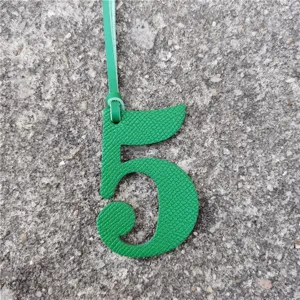 Détail du pendentif de sac chiffre 5 en cuir vert, porte-clés élégant pour accessoires DIY