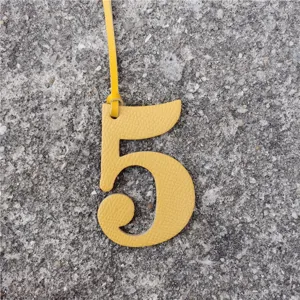 Breloque de sac numéro 5 en cuir jaune, joli pendentif DIY pour sacs à main et sacs à dos.