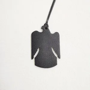 Colgante de bolso de águila de cuero texturizado negro elegante accesorio de animales.