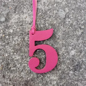 Pendentif de sac numéro 5 en cuir rose, accessoire élégant DIY pour sacs à main tendance.