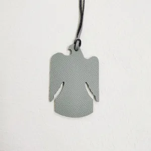 Colgante de bolso de cuero gris águila accesorio interior de coche estilo minimalista elegante