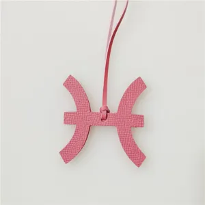 Roze leren Vissen sterrenbeeld tas hanger accessoire met riempje, elegante stijl voor dames.