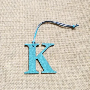 Breloque de sac en cuir bleu clair lettre K, élégant accessoire alphabet pour femmes.