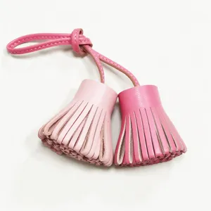 Ciondolo borsa nappina in pelle rosa, grazioso accessorio portachiavi auto dal design elegante.