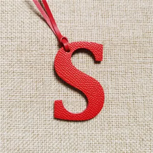 Roter Leder Buchstabe S Taschenanhänger, stilvoller Auto-Hängeanhänger für personalisierte Deko.