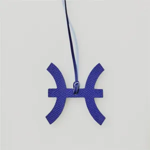 Close-up detail van blauw lederen Vissen dierenriem teken bedel hanger voor vrouwen tassen.