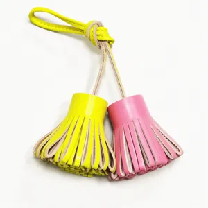 Ciondolo per borsa con nappina in pelle colorata e portachiavi in morbida pelle.