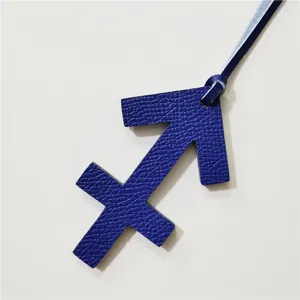 Nahaufnahme Detailansicht des blauen Schuetze Sternbild Leder Taschenanhaenger Anhänger.