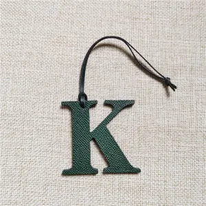 Pendentif sac lettre K en cuir vert élégant accessoire porte-clés alphabet tendance