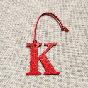 Pendentif sac lettre K en cuir rouge design ajouré accessoire initiales pour sac à main femme mode