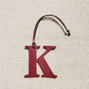 Charm de sac lettre K en cuir élégant accessoire de décoration pour sac à main de femme.
