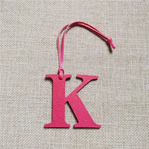 Pendentif de sac lettre K en cuir rose, accessoire initial élégant pour sacs à main de femme.