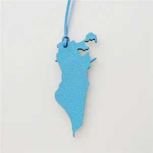 Pendentif de sac en cuir motif carte, charm bleu élégant pour décoration de sac à main.