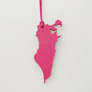Breloque de sac en cuir rose carte de Bahreïn pendentif élégant accessoire pour sac à main.