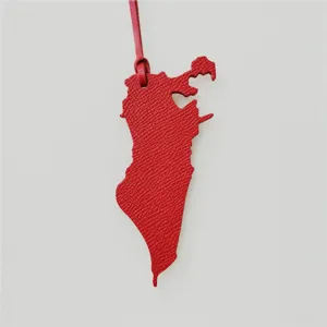 Breloque de sac carte de Bahreïn en cuir rouge, pendentif personnalisé élégant pour femmes.