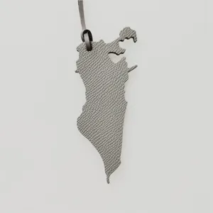 Pendentif de sac en cuir gris carte de Bahreïn, charm texturé élégant pour sacs à main.
