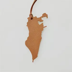 Breloque sac cuir carte de Bahreïn élégant pendentif en cuir marron pour sac à main femme.