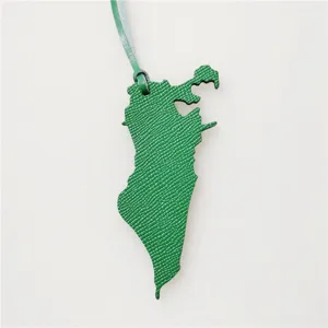 Breloque de sac carte en cuir vert, accessoire pendentif géographique unique pour sacs à main.