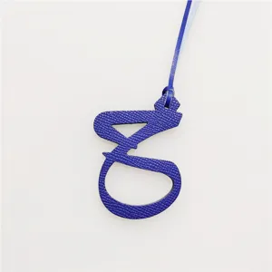 Ciondolo alfabeto in pelle blu accessorio borsa stile lusso decorazione auto elegante