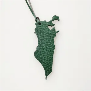 Pendentif de sac en cuir vert carte de Bahreïn avec lanière, accessoire élégant pour femme.