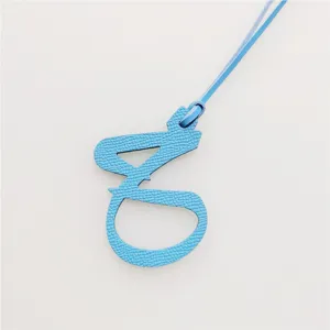 Ciondolo borsa in pelle blu lettera stile di lusso accessori chic ornamento auto appeso