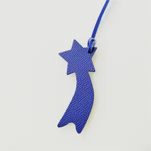 Blauwe lederen versierde ster tasbedel detail, premium nerftextuur, prachtig accessoire.