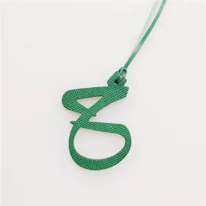 Ciondolo con lettera araba in pelle verde per borsa e accessorio decorativo per auto