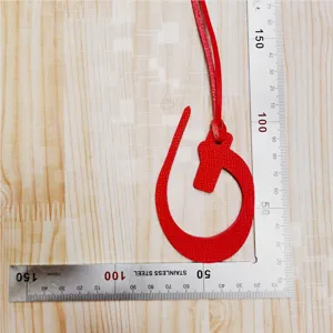 Pendentif lettre arabe en cuir rouge pour sac de femme et décoration suspendue voiture.