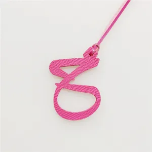 Ciondolo lettera araba in pelle rosa, grazioso ornamento per auto e accessorio borsa donna.
