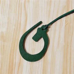 Pendentif de sac en cuir vert foncé forme lettre arabe, accessoire élégant pour sac à main.