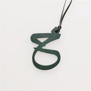 Ciondolo per borsa con lettera araba in pelle verde scuro accessorio elegante donna chic