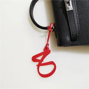 ciondolo per borsa in pelle rossa, elegante pendente con lettera numero per donne.