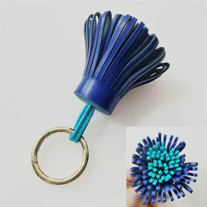 Δίχρωμο δερμάτινο μπρελόκ με φούντα, κομψό πολυτελές αξεσουάρ τσάντας από δέρμα αρνιού.
