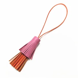Zweifarbiger Leder Quasten Tasche Anhänger, stilvolles rosa und oranges Accessoire.