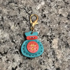 Detalle de llavero de la suerte de cuero hecho a mano, colgante de bolso colorido auto.