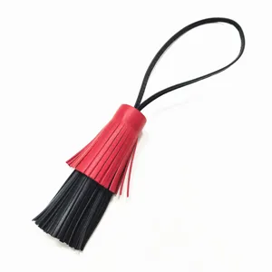 Zweifarbiger Leder Quasten Taschenanhänger in Rot und Schwarz mit schwarzer Schlaufe
