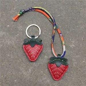Ciondolo per Borsa Portachiavi a Forma di Fragola in Vera Pelle Fatto a Mano Ciondolo Frutta in Pelle di Vacchetta Regalo