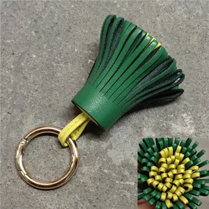 Zweifarbiger Leder Quasten Taschenanhänger Schlüsselanhänger mit edlem Metallring.