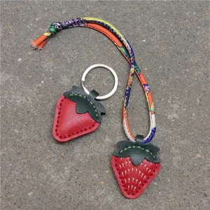 Portachiavi a fragola in vera pelle fatto a mano, grazioso ciondolo per borsa con nastro.