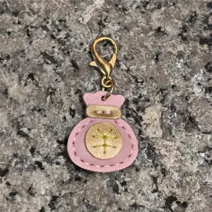 Llavero de bolsa de la suerte de cuero detalle, colgante rosa para bolso o decoración de teléfono.