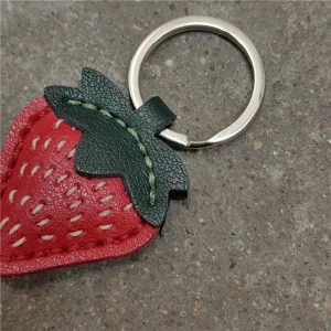 Portachiavi fragola in vera pelle fatto a mano carino ciondolo per borsa regalo