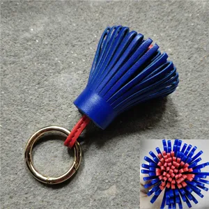 Zweifarbiger Leder Quasten Taschenanhänger, stylischer blauer und roter Schlüsselring.