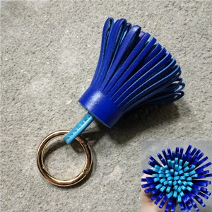 Blauer Leder Quasten Taschenanhänger mit goldenem Ring, Detailansicht der Fransenstruktur.