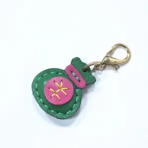Llavero de bolsa de la suerte de cuero hecho a mano, colgante colorido para movil y auto.